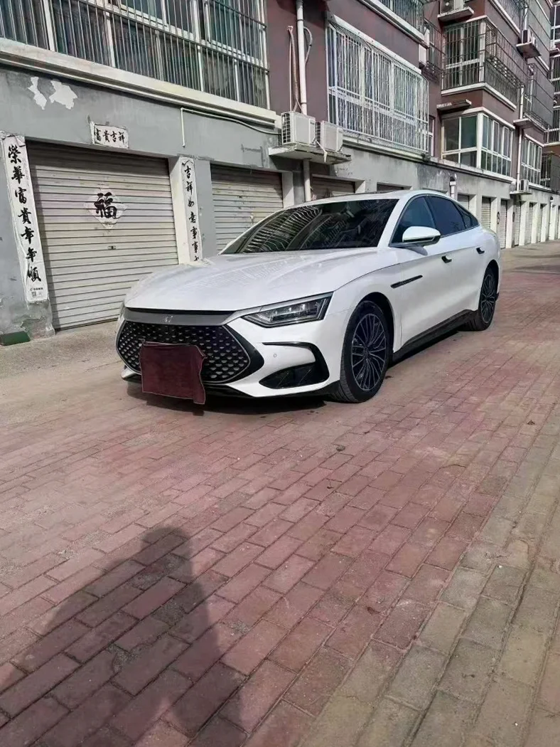 比亚迪汉 正面外观三