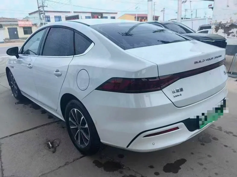 比亚迪秦 后面外观一
