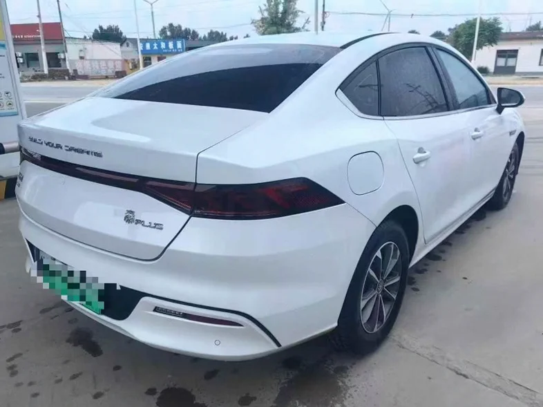 比亚迪秦 驾驶室