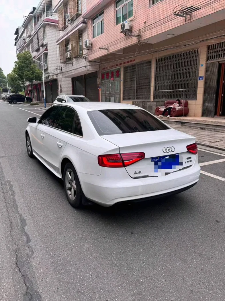 奥迪A4L 内饰后排