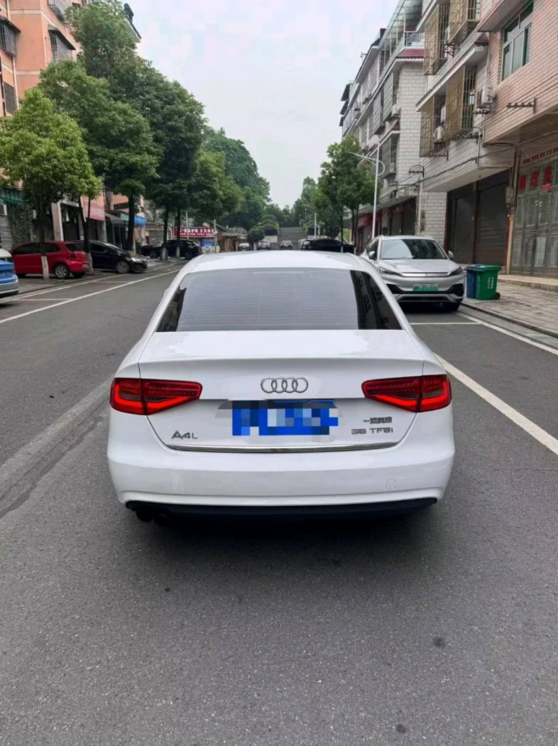 奥迪A4L 内饰前排
