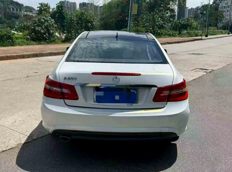 奔驰E 内饰后排