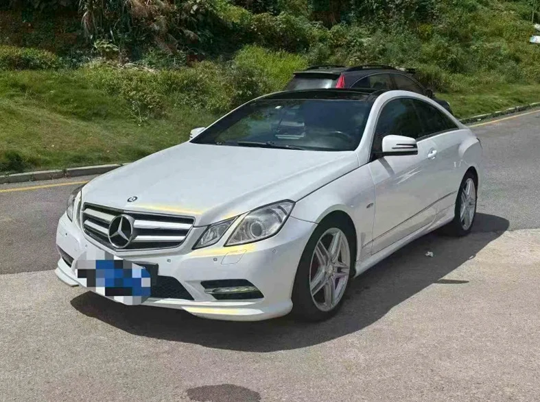 奔驰E 正面外观三