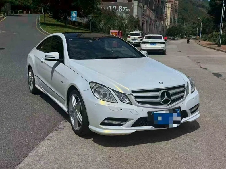 奔驰E 正面外观二