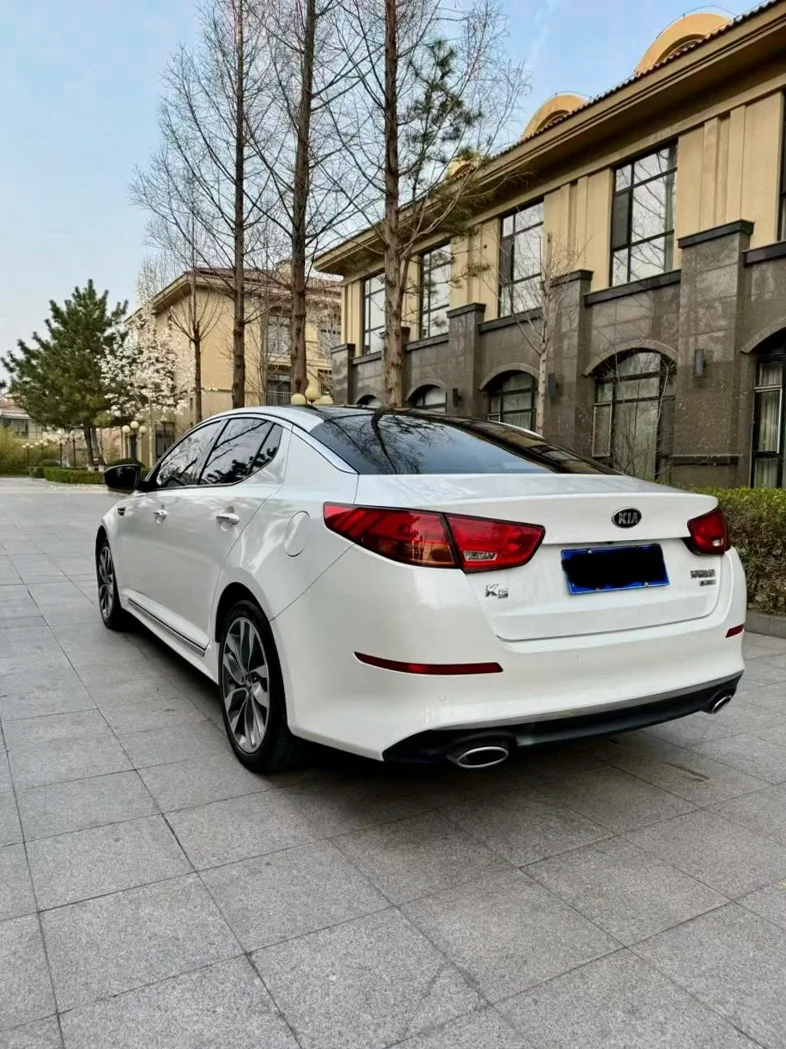 起亚K5 后面外观三