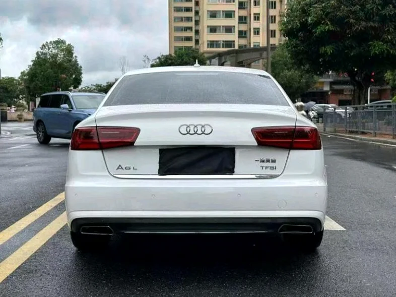 奥迪A6L 内饰后排