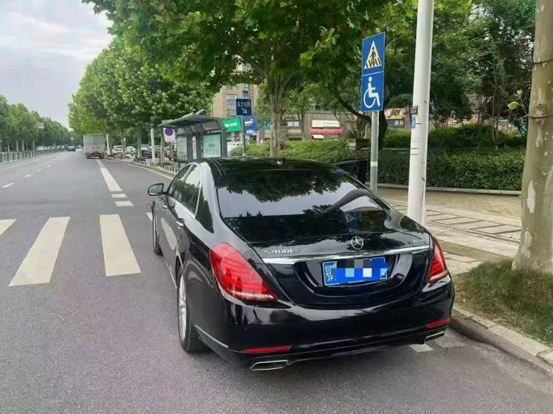 奔驰S 内饰后排