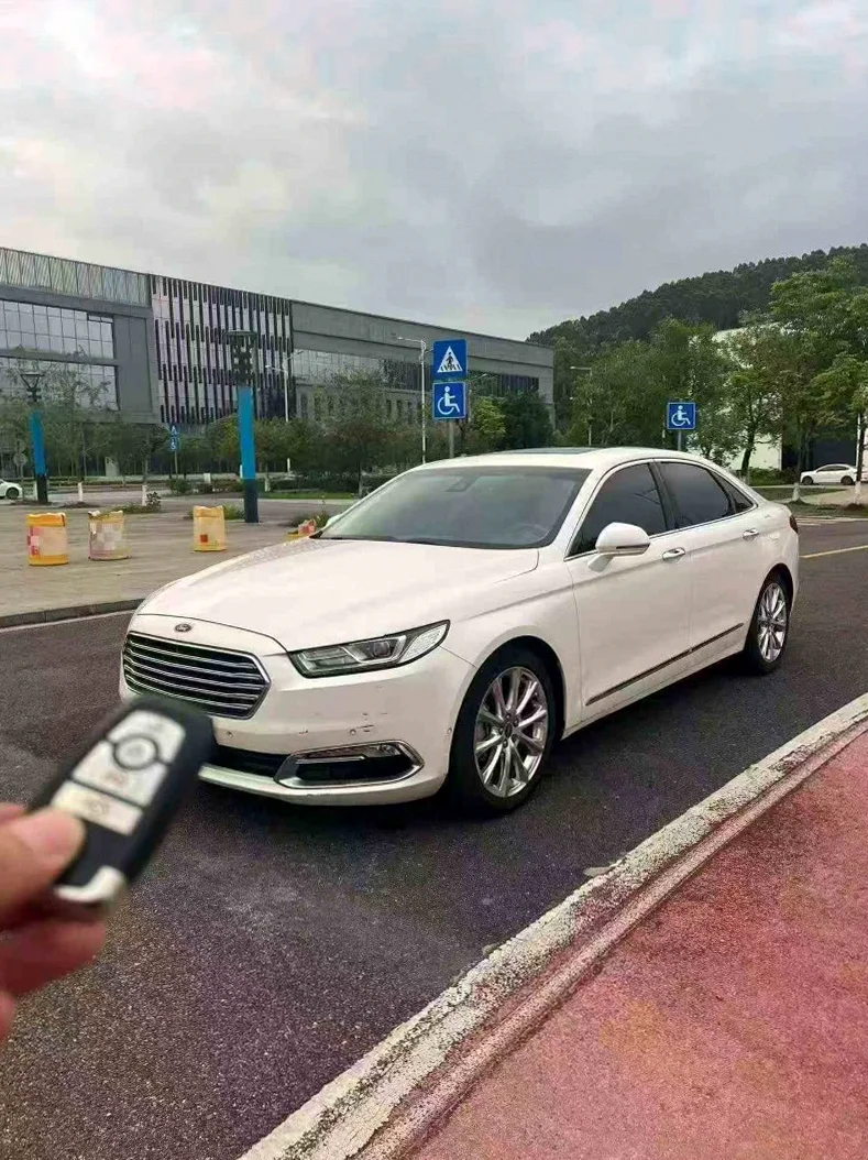福特金牛座 正面外观二