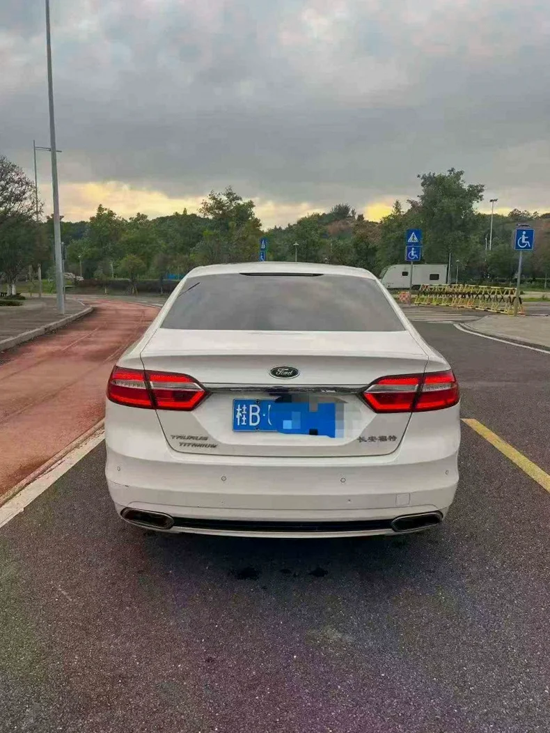 福特金牛座 后面外观二