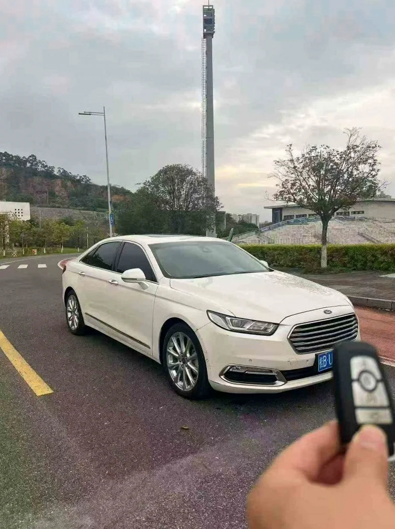 福特金牛座 正面外观三
