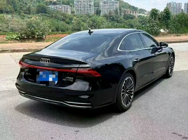 奥迪A7L 内饰前排