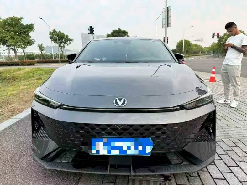 25年长安UNI V 1.5T尊贵型