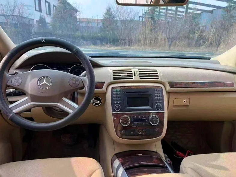 奔驰R 后面外观一