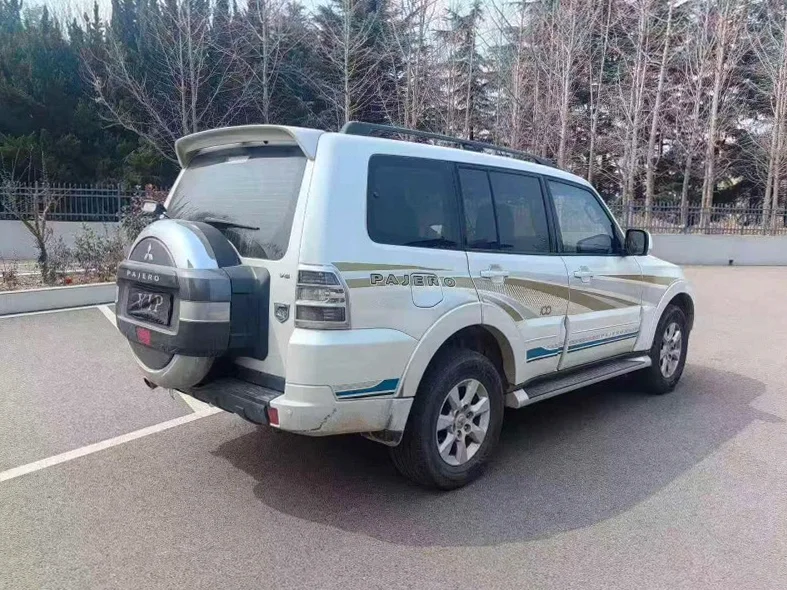 三菱帕杰罗 驾驶室