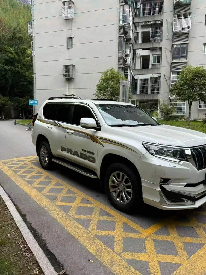 丰田普拉多 后面外观一