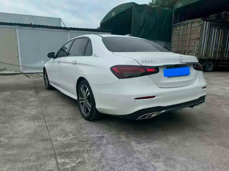 奔驰E 后面外观一
