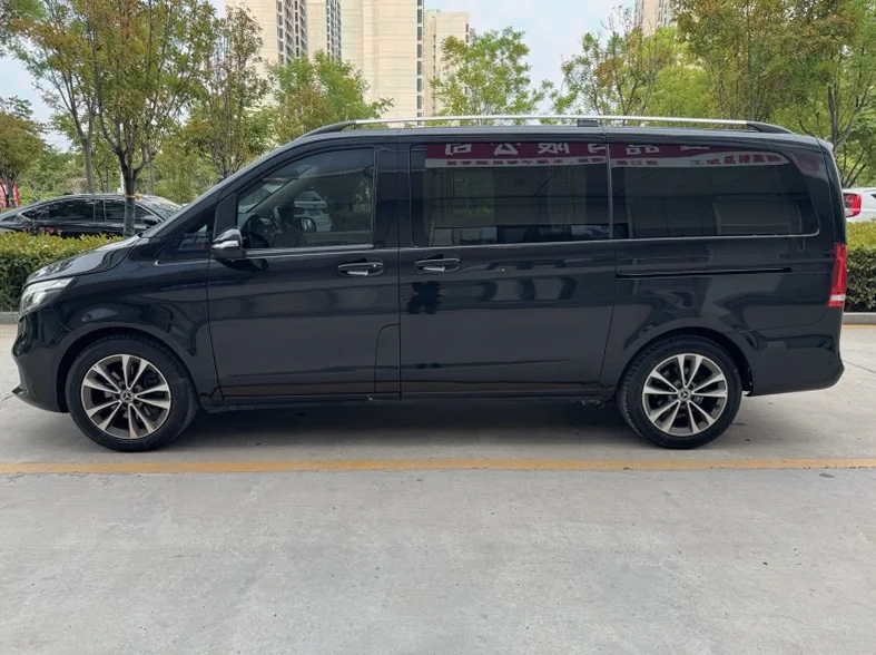 奔驰V 后面外观二