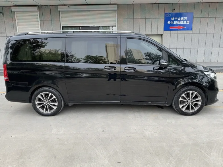 奔驰V 后面外观一