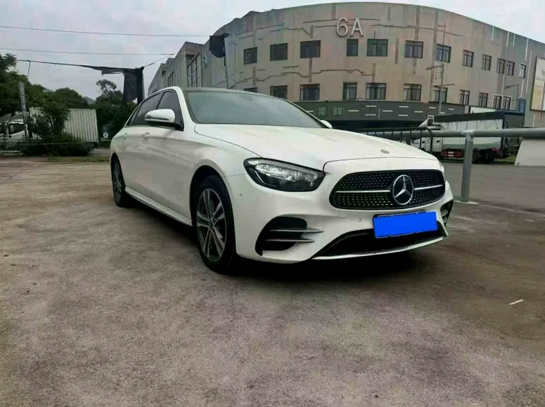 奔驰E 正面外观三