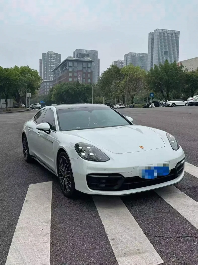保时捷帕拉梅拉 正面外观三