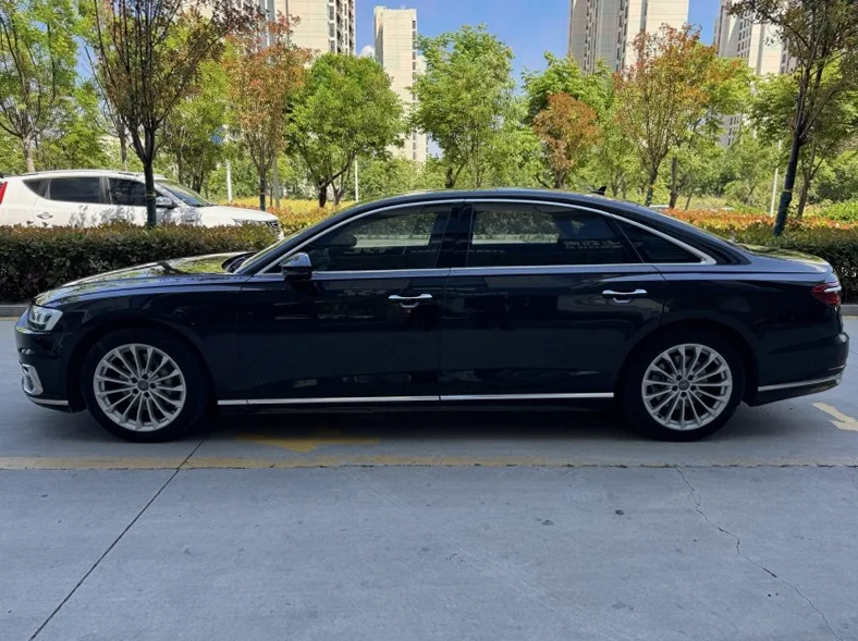 奥迪A8L 后面外观三