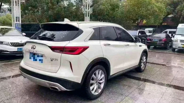 英菲尼迪QX50 驾驶室