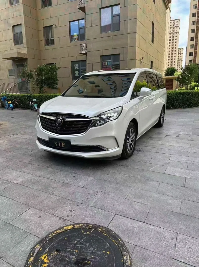 别克GL8 正面外观二
