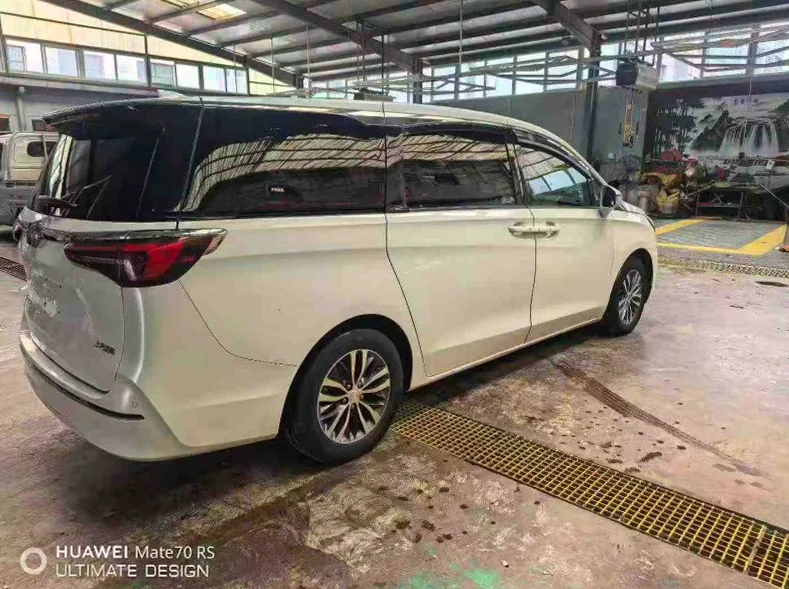 别克GL8 后面外观三