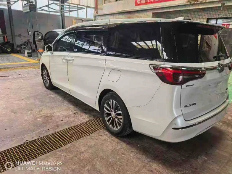 别克GL8 后面外观一