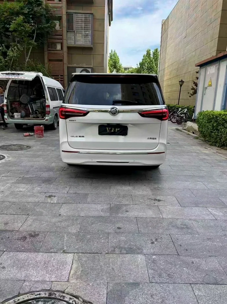 别克GL8 后面外观三