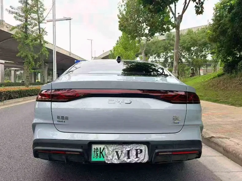 比亚迪秦 内饰前排