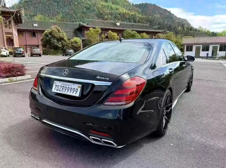 奔驰S 后面外观三
