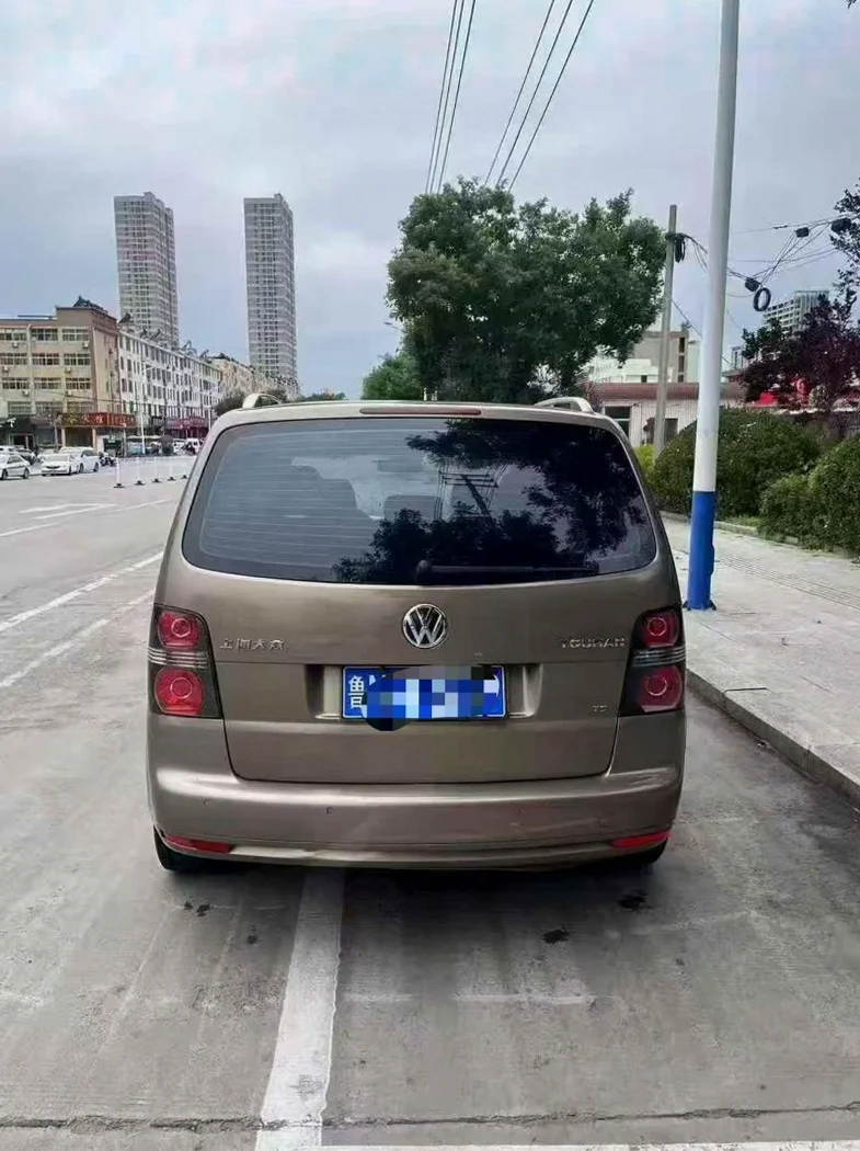 大众途安 后面外观一