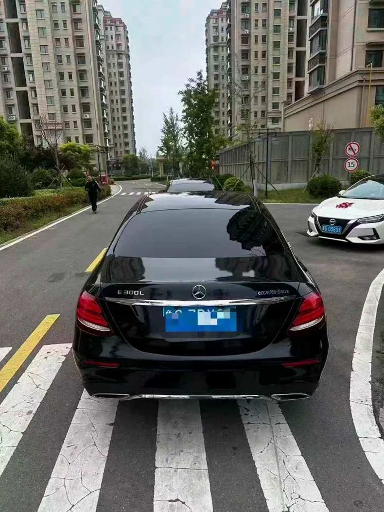 奔驰E 后面外观三