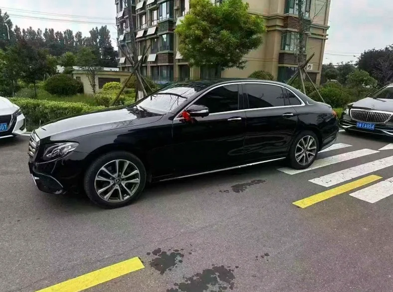 奔驰E 正面外观二