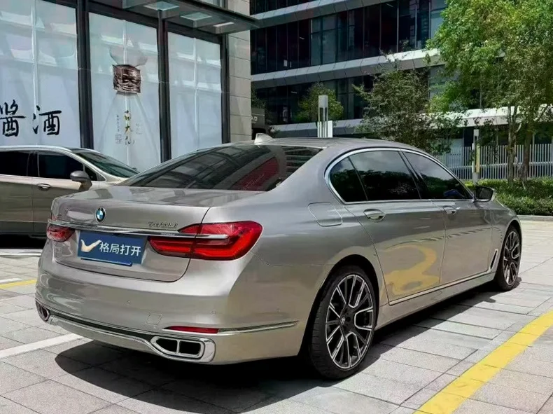 宝马7系 后面外观一