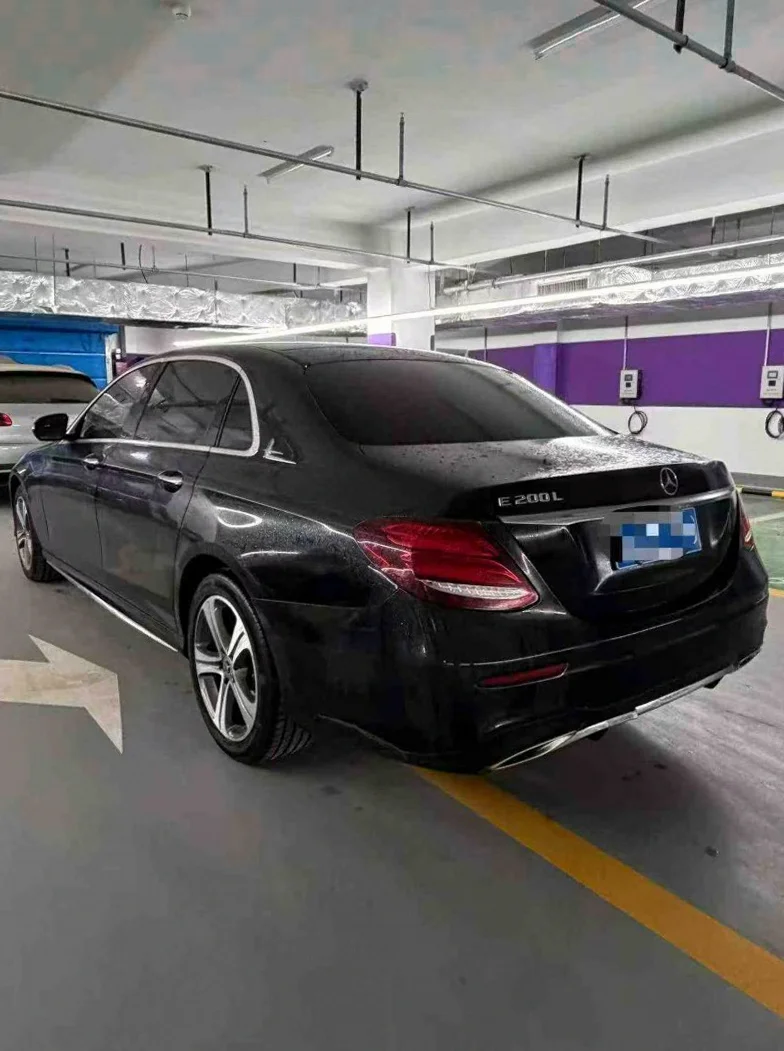 奔驰E 后面外观三
