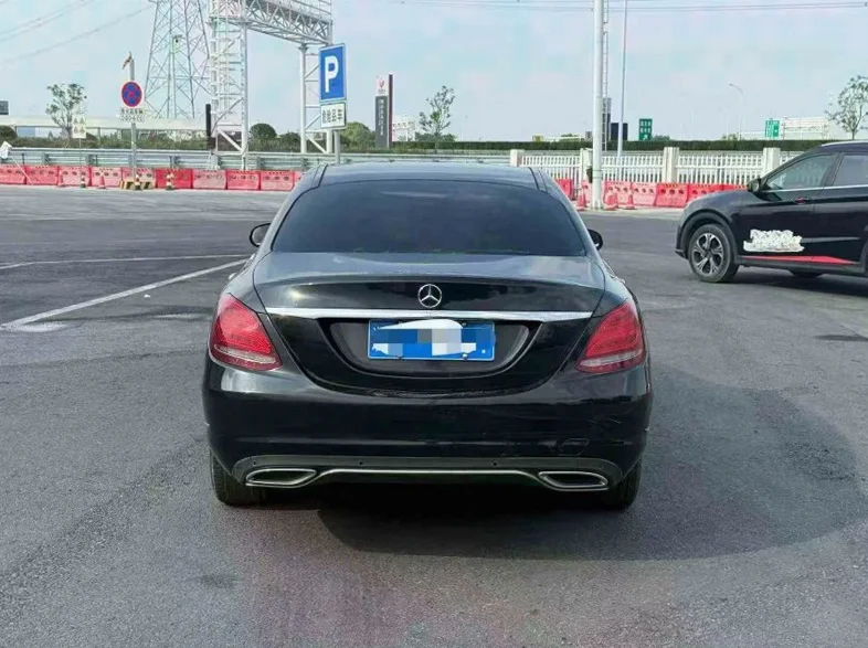 奔驰C 后面外观一