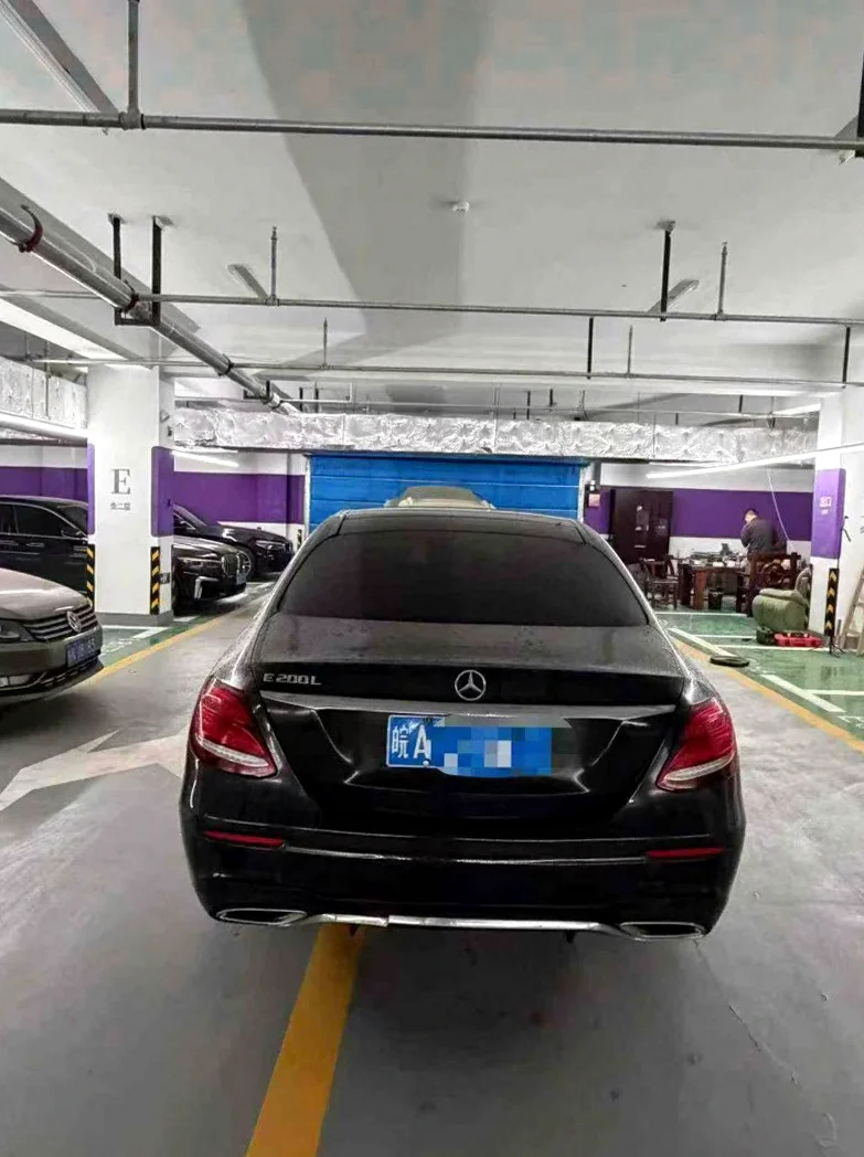 奔驰E 后面外观二