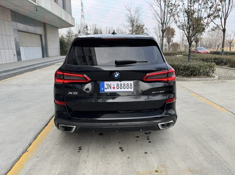 宝马X5 后面外观三