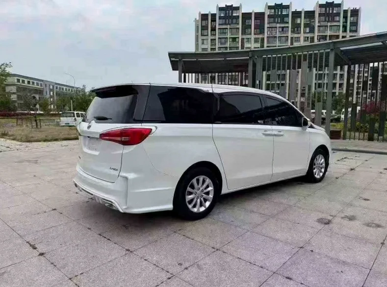 别克GL8 后面外观一