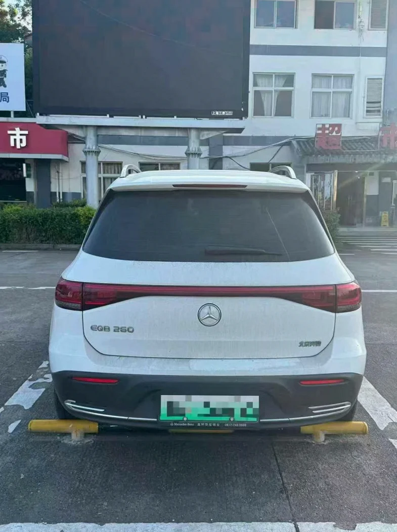 奔驰EQB 后面外观三
