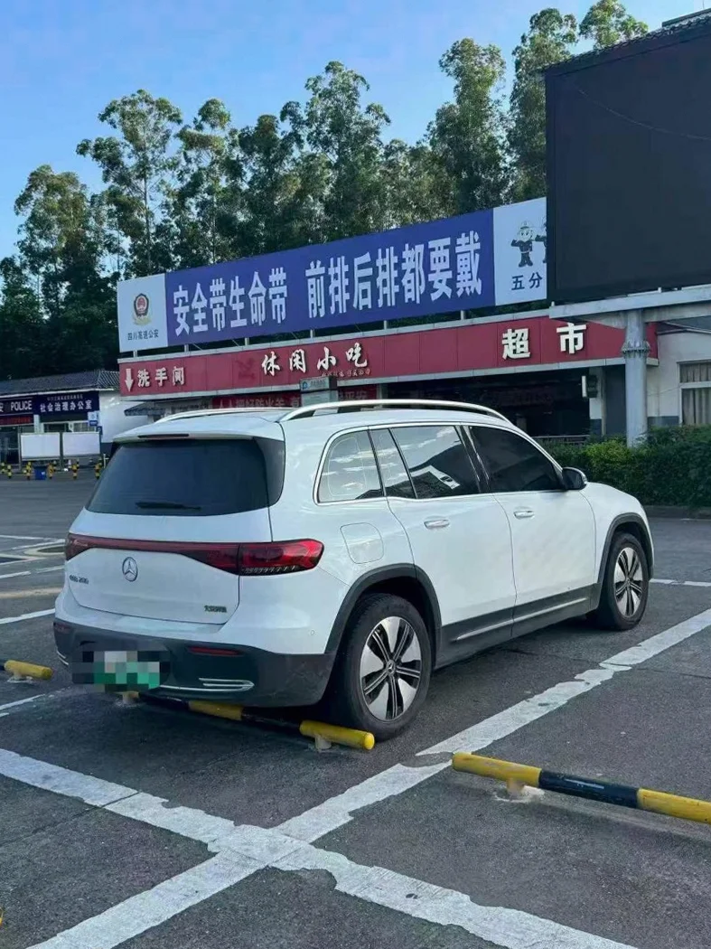 奔驰EQB 后面外观一