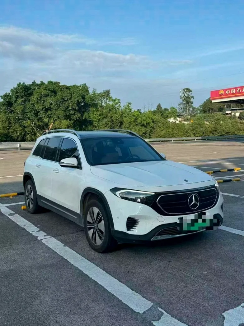 奔驰EQB 正面外观三