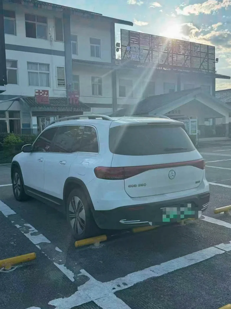 奔驰EQB 后面外观二