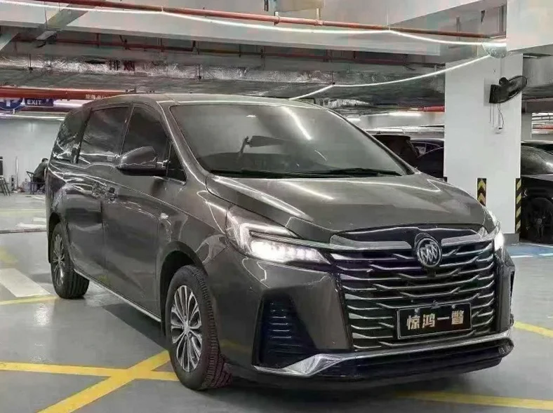 别克GL8 正面外观二