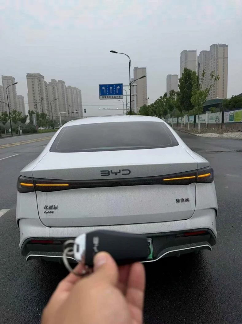 比亚迪海豹 正面外观二