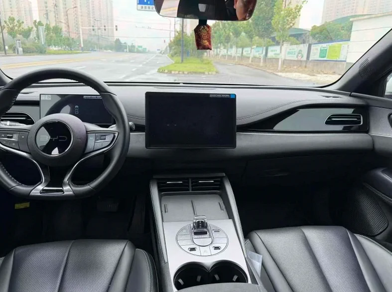 比亚迪海豹 内饰前排