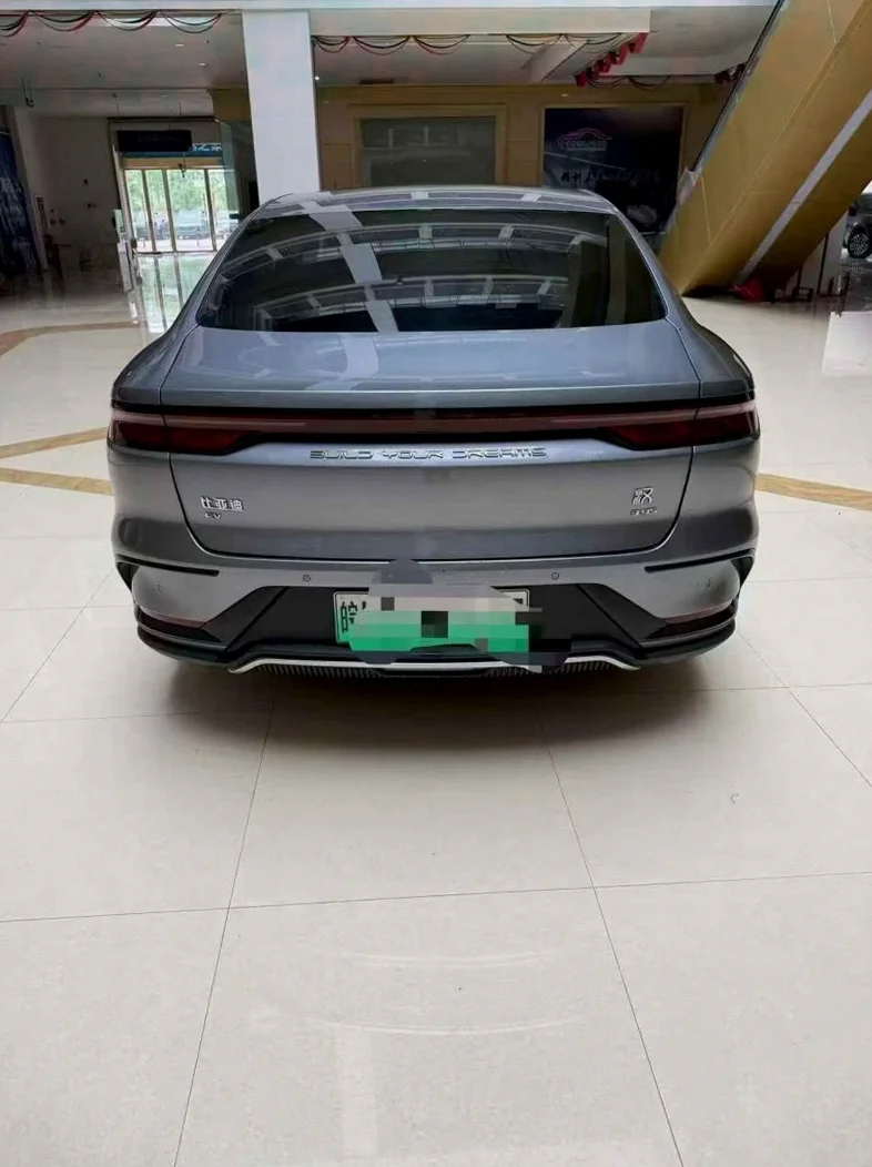 比亚迪汉 驾驶室