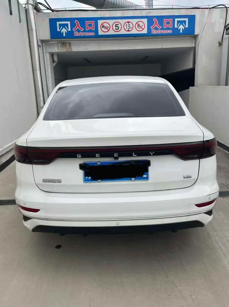 吉利帝豪 驾驶室